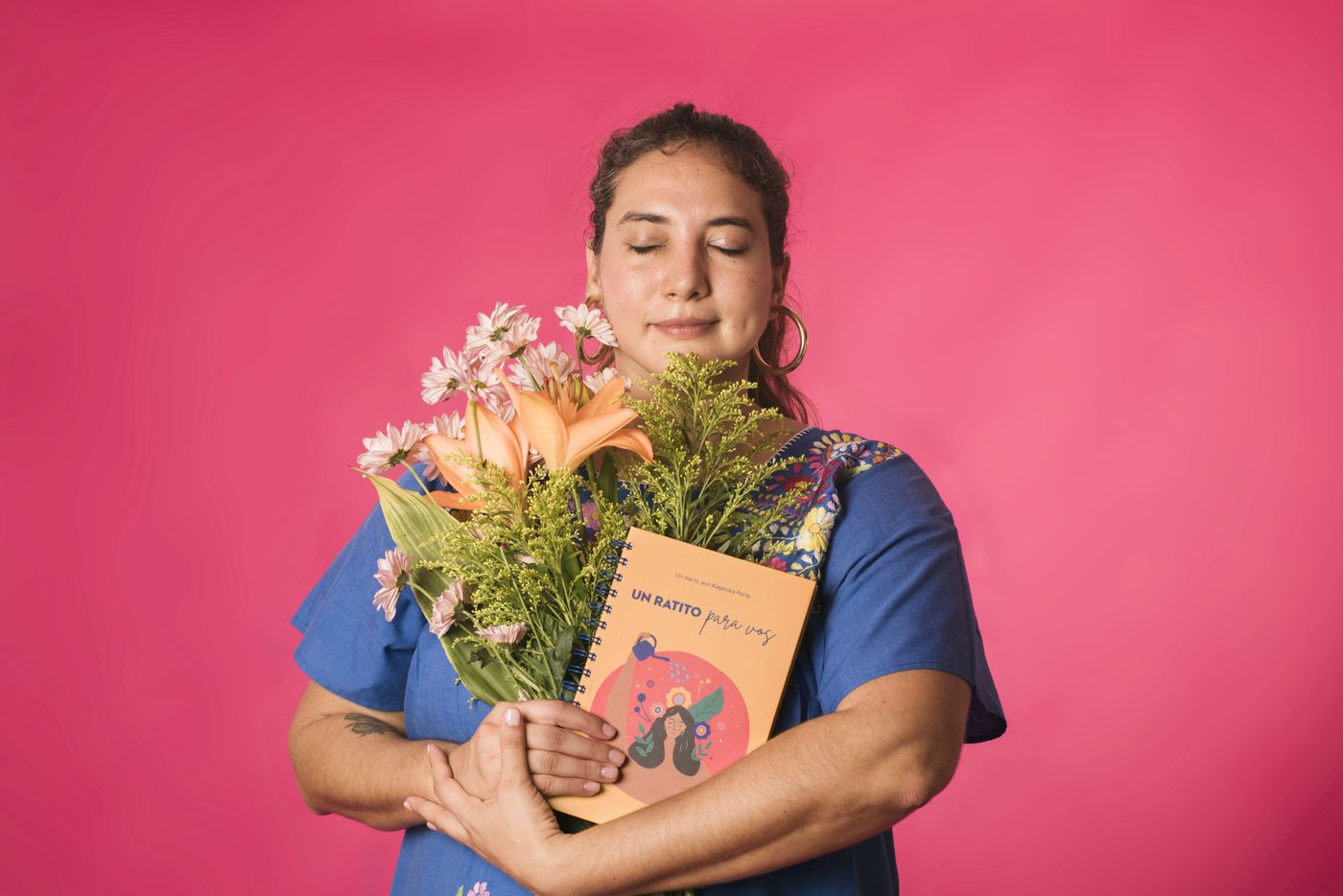 Ale holding flowers and her journal Un ratito para vos